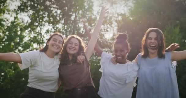 Cultura Giovanile Con Giovani Felici Gruppo Amiche Nel Parco Adolescenti — Video Stock