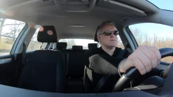 Καυκάσιος Ώριμος Άνδρας Οδηγεί Αυτοκίνητο Στο Δρόμο Κατά Χειμερινή Περίοδο — Αρχείο Βίντεο