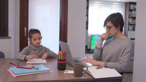 Donna Affari Che Lavora Casa Con Computer Portatile Aiutare Bambino — Video Stock