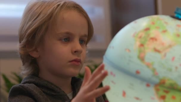 Šťastné Mužské Dítě Hraje Dívá Zeměkouli Světovými Zvířaty Zeměmi Zvláštní — Stock video
