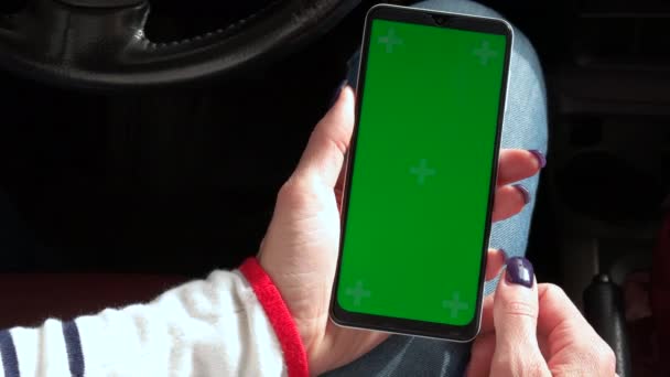 Zakelijke Vrouw Rijdt Auto Naar Kantoor Met Behulp Van Mobiele — Stockvideo