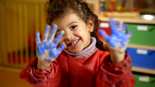 Joyeux Enfant Peignant Avec Les Mains École Maternelle Portrait Petite — Video