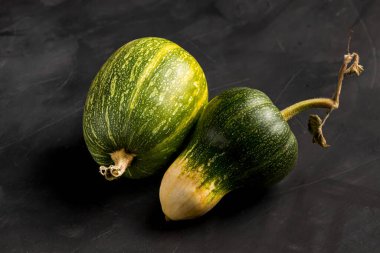 Siyah arka planda izole edilmiş yeşil balkabağı. Sonbahar kabağı sebzesi. Küçük yiyecekler Şükran Günü süslemesi, üst manzara. Çeşitlilik kabağı izole, geleneksel tatil nesnesi