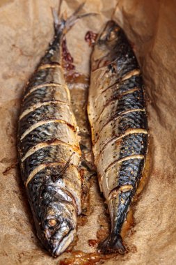 Uskumru barbeküsü. Scomber Fish ızgarası, kızarmış deniz ürünleri manzarası. Izgara balık lokantası mutfağı, geleneksel Akdeniz yemekleri. Sağlıklı pişmiş uskumru yemeği, omega beslenme diyeti.