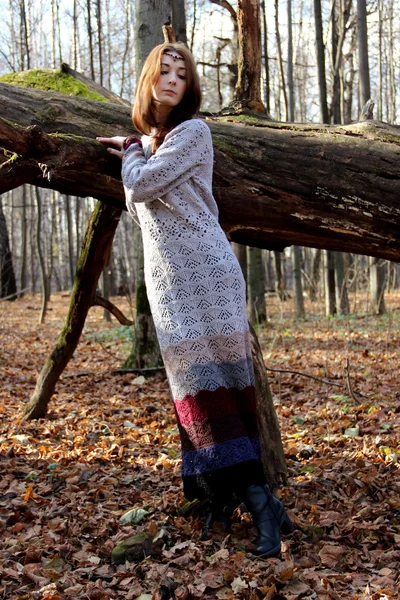 Das Mädchen im schönen langen Wollkleid — Stockfoto