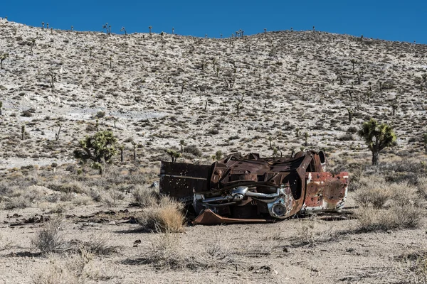 Çölde terk edilmiş bir araba. — Stok fotoğraf