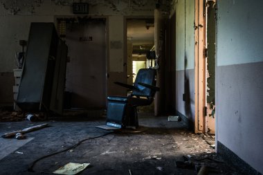 terkedilmiş hastanedeki olddental sandalye