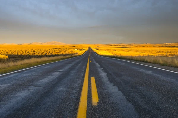 Long Highway in the desert to the mountains — Stock Photo, Image