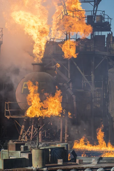 Fuego en la torre de combustible —  Fotos de Stock