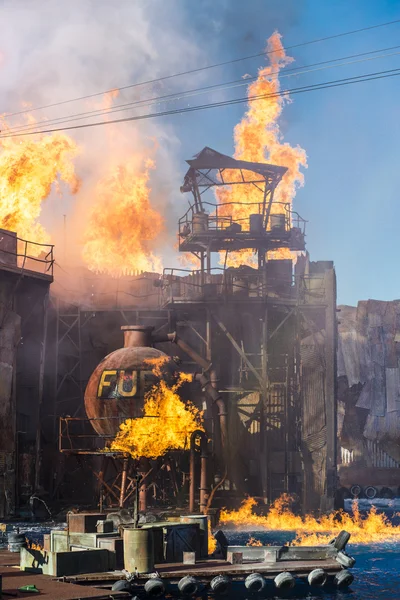 Torre de combustible en llamas —  Fotos de Stock