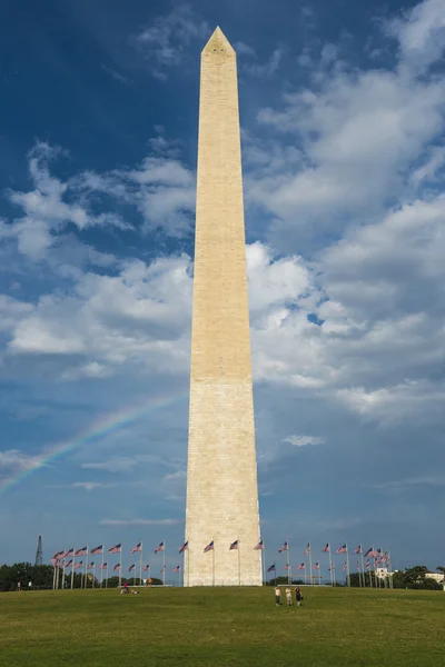 Washington Monumento e círculo de bandeiras — Fotografia de Stock