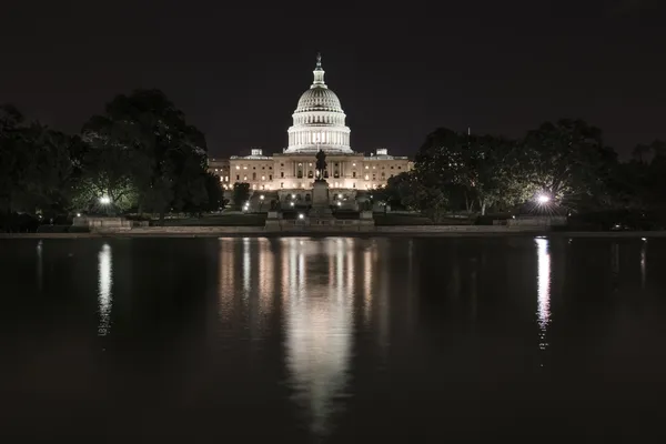 Washington DC-ben, a Us Capitol épület mérlegelés pool — Stock Fotó