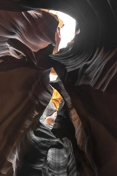 I colori brillanti di Antelope Canyon, il famoso slot canyon in Arizona — Foto Stock