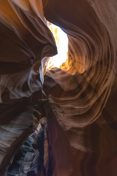 Los colores brillantes de Antelope Canyon, el famoso cañón de ranura en Arizona — Foto de Stock