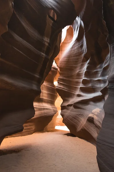 Los brillantes colores del Antelope Canyon, el famoso cañón de tragaperras en la Reserva Navajo — Foto de Stock