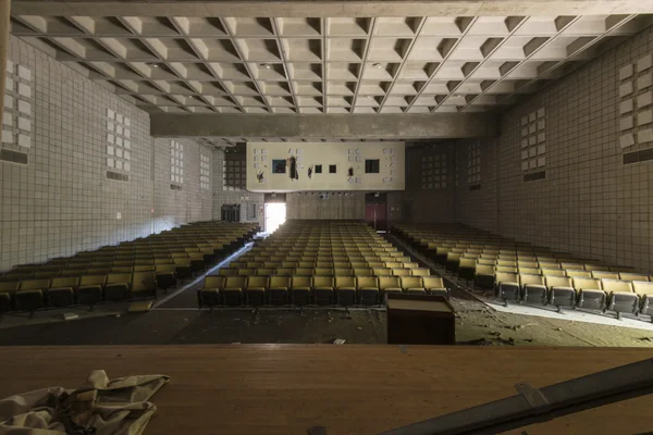 Velho teatro de cinema abandonado — Fotografia de Stock