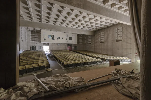 Velho teatro de cinema abandonado — Fotografia de Stock