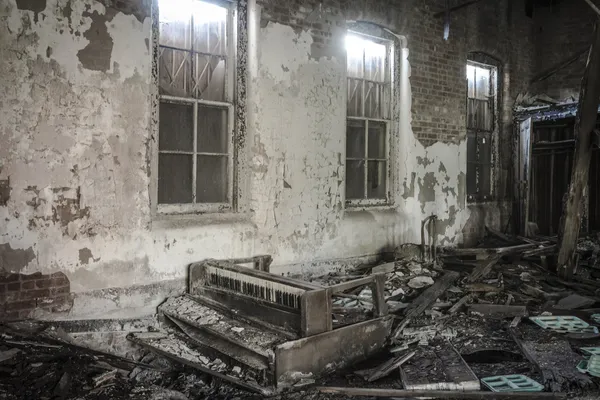 Yangından sonra küller içinde piyano yandı