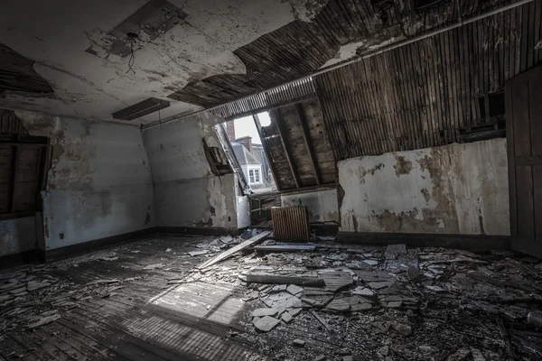 Dachboden in verlassenem Gebäude — Stockfoto