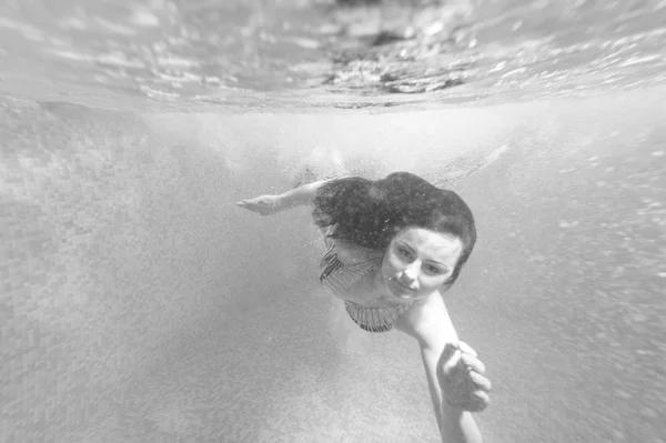 Русалки під водою, красива жінка під водою в Aqua-студії — стокове фото
