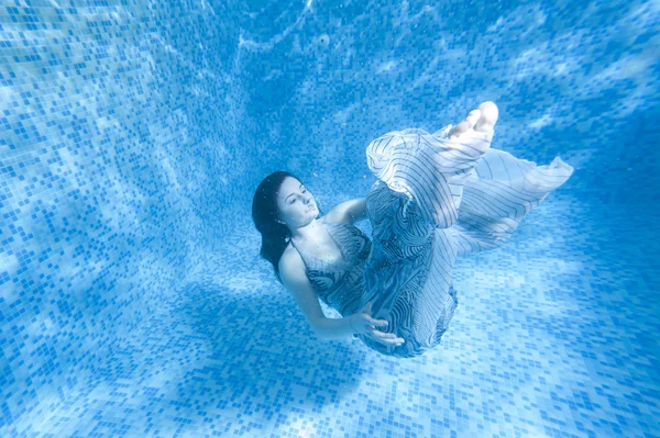 Meerjungfrau unter Wasser, schöne Frau unter Wasser im Aqua-Studio — Stockfoto