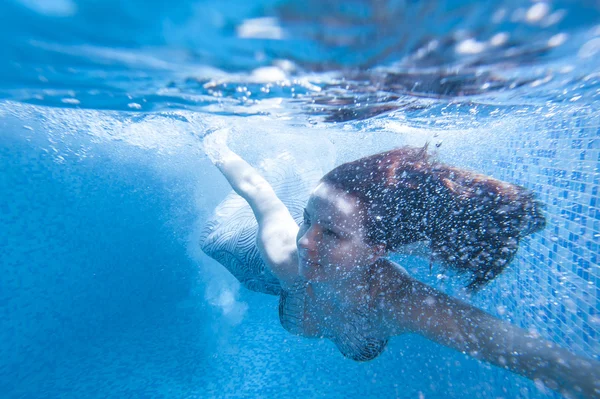 Zeemeermin onderwater, mooie vrouw onderwater in aqua studio — Stockfoto