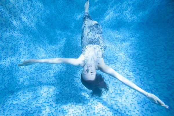 Sereia subaquática, bela mulher subaquática em Aqua Studio — Fotografia de Stock