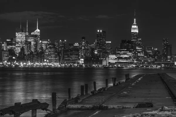 Zwart-wit new york city in de nacht — Stockfoto