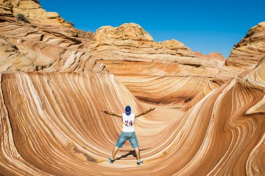 genç adam çöl dalga, arizona atlama