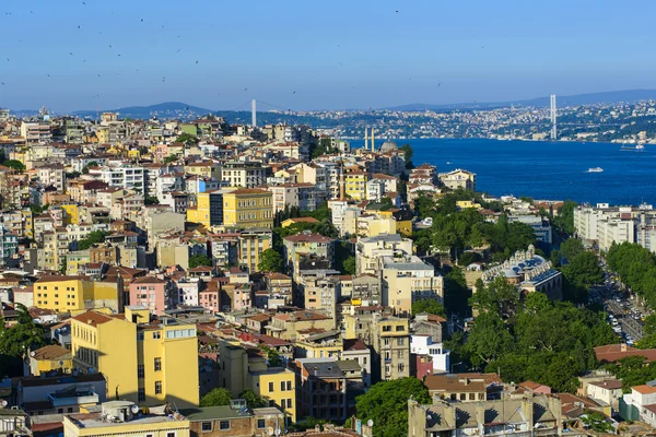 Vista aérea de la vivienda y el puente del Bósforo en las afueras de Ortako — Foto de Stock