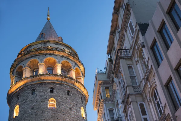 Galata Kulesi üzerinde akşam göster — Stok fotoğraf