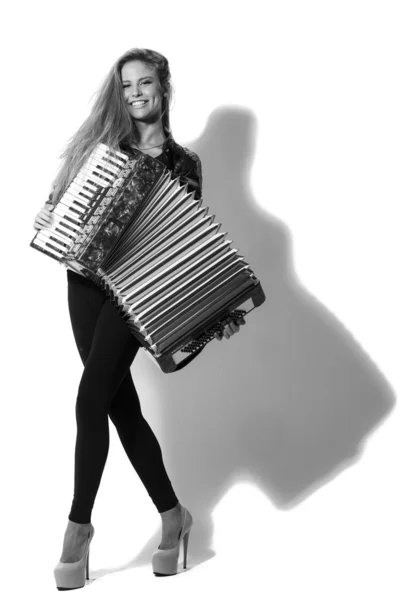 Красивая девушка с аккордеоном в студии — стоковое фото