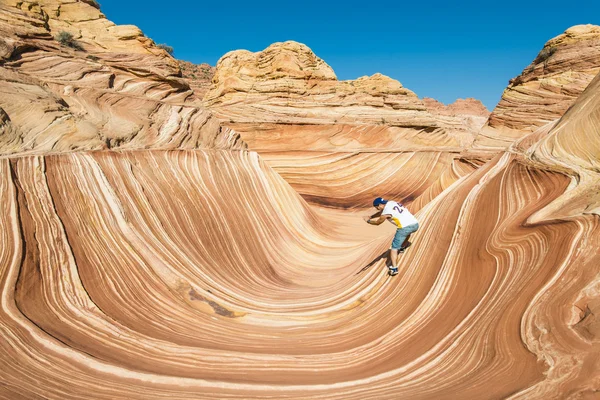 Young Man Surfing in desert Wave, Arizona — Stock Photo, Image