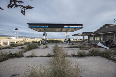 terk edilmiş bir benzin istasyonu Utah
