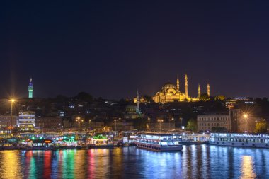 istanbul'da galata Köprüsü'nden güzel gece manzarası