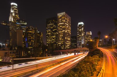 los angeles şehir merkezinin gece manzara görünümü