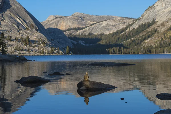 Paisaje vista del gran lago en el Parque Nacional Yosemite en California — Foto de Stock