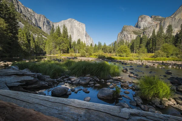 Widok krajobraz parku narodowego yosemite w Kalifornii — Zdjęcie stockowe
