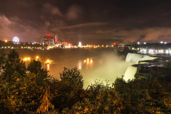 Natten landskap syn på Niagarafallen och bro mellan usa och — Stockfoto