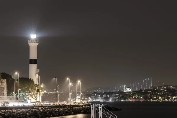 Vista nocturna del Puente del Bósforo y del Faro en Estambul, Turke — Foto de Stock