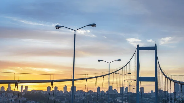 Ηλιοβασίλεμα στη γέφυρα του Βοσπόρου στην Κωνσταντινούπολη — Φωτογραφία Αρχείου
