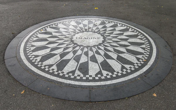 Imagina la señal en el parque central de nueva york, jhon lenon memorial — Foto de Stock