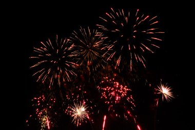 Geceleri renkli gerçek havai fişek