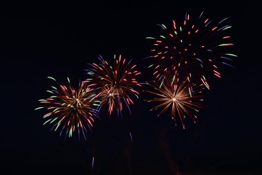 gece gökyüzü üzerinde renkli gerçek havai fişek