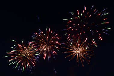 gece gökyüzü üzerinde renkli havai fişek