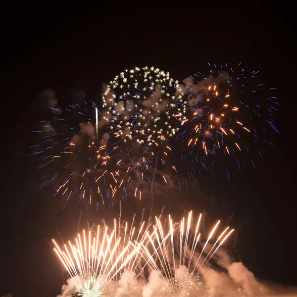 Coloridos fuegos artificiales reales por la noche — Foto de Stock
