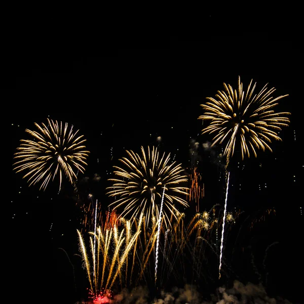 Fogos de artifício coloridos sobre céu noturno — Fotografia de Stock