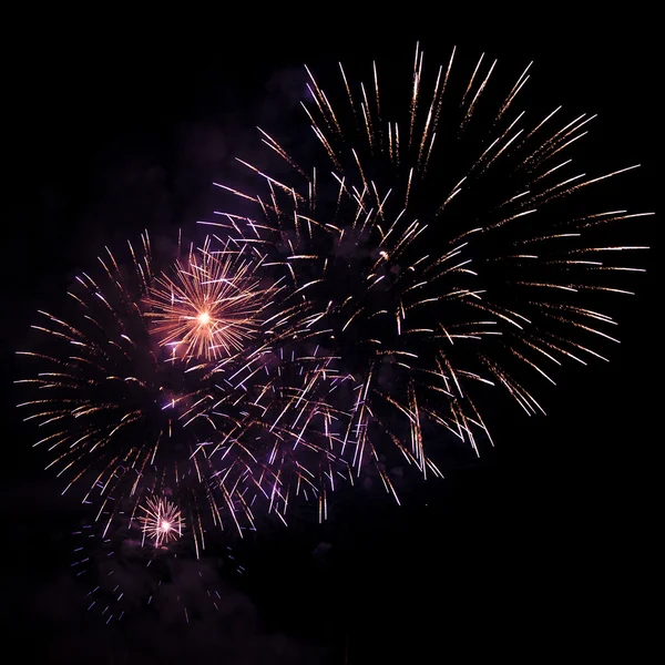 Fogos de artifício coloridos de várias cores sobre céu noturno — Fotografia de Stock