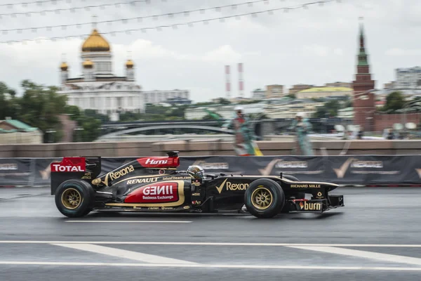 Профессиональная команда Формулы-1 Lotus Renault в Москве — стоковое фото
