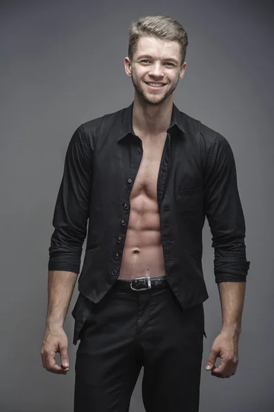 güçlü bir adam stüdyoda poz